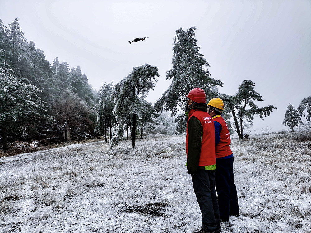 电力人顶风冒雪，巡视高寒山区线路