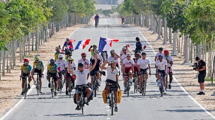 俩法国球迷从巴黎骑自行车到多哈，<em>德</em><em>尚</em>送全队签名球衣给他们