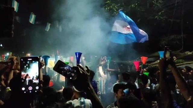 阿根廷队战胜<em>波兰队</em>晋级后，孟加拉国球迷凌晨街头狂欢