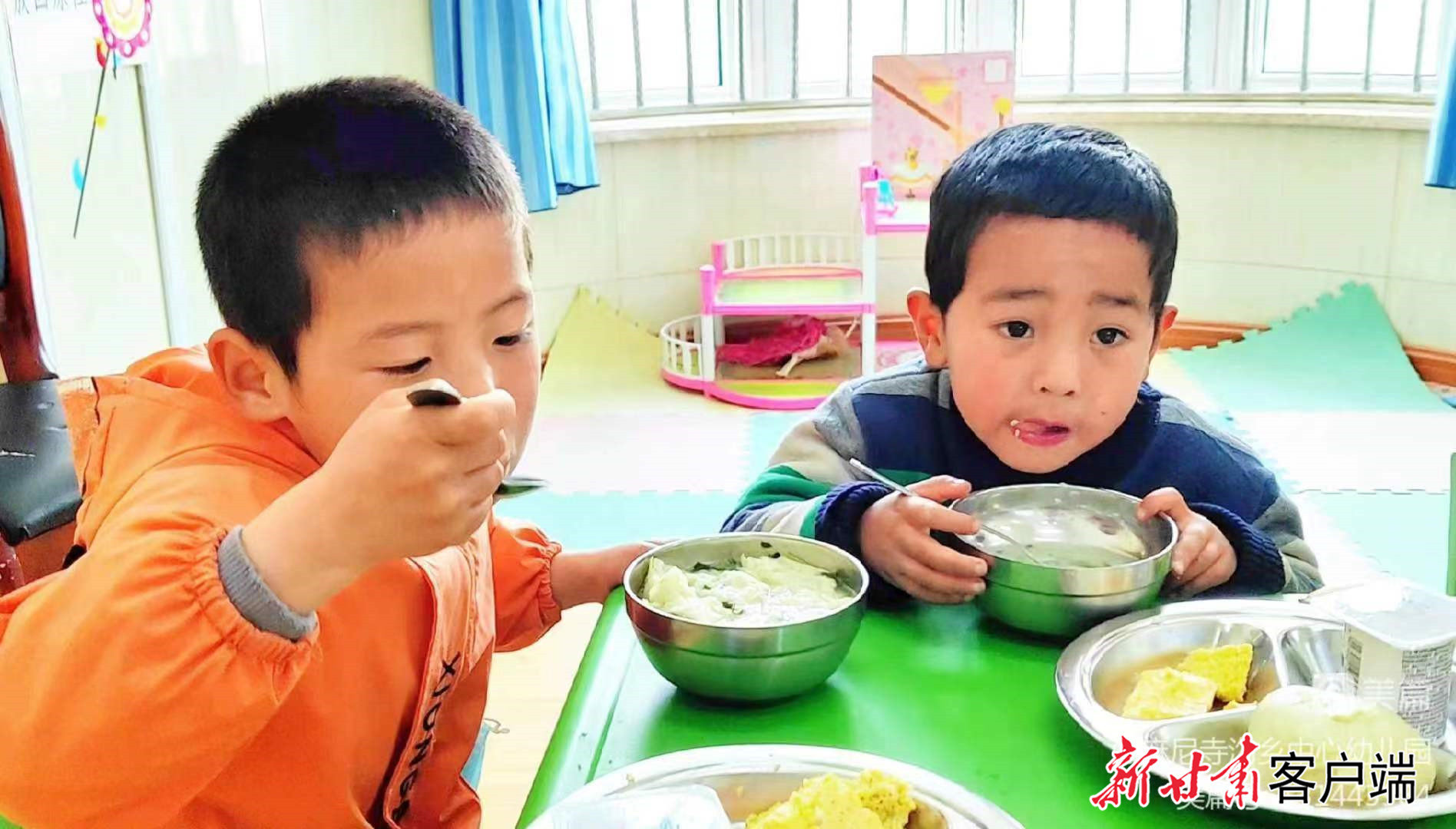 临夏县麻尼寺沟乡中心幼儿园的孩子们在吃营养餐（资料图）