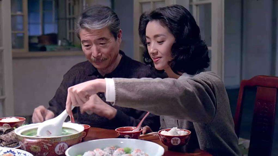 电影《饮食男女》（1994）中用大量做饭、吃饭镜头展现家庭关系。