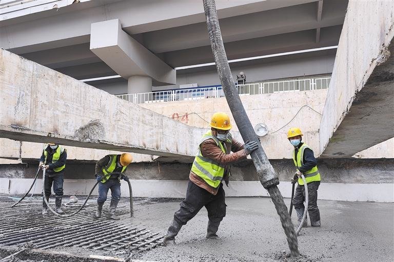 8号线已有22座车站主体结构封顶12月1日,随着最后一块顶板浇筑完成