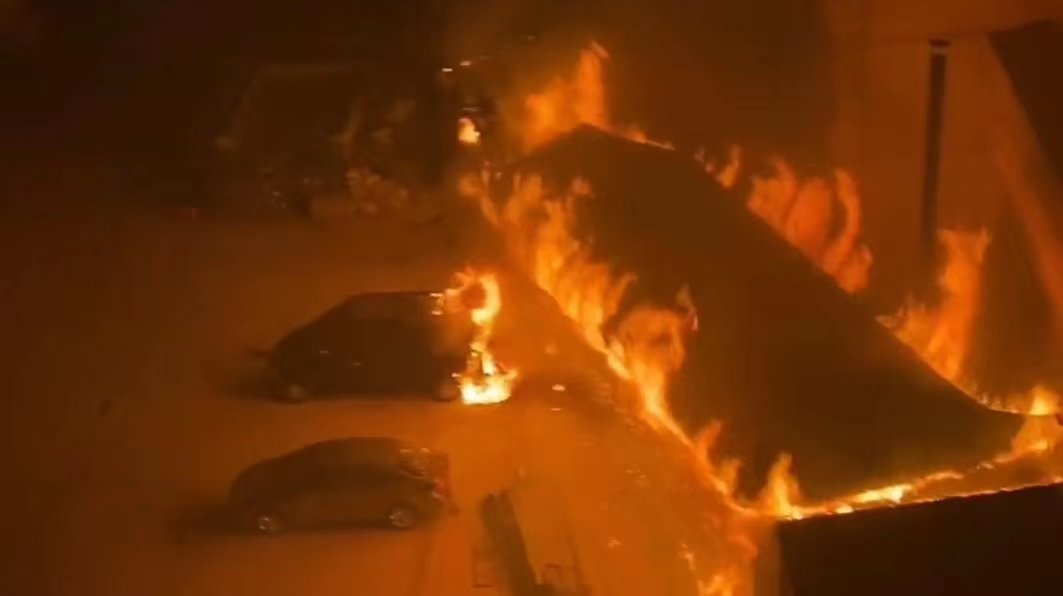 兰州五泉老街一建筑深夜起火 烧穿连廊引燃车辆……