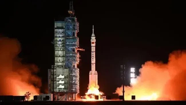 神舟十五号载人飞船与空间站组合体完成自主快速交会对接