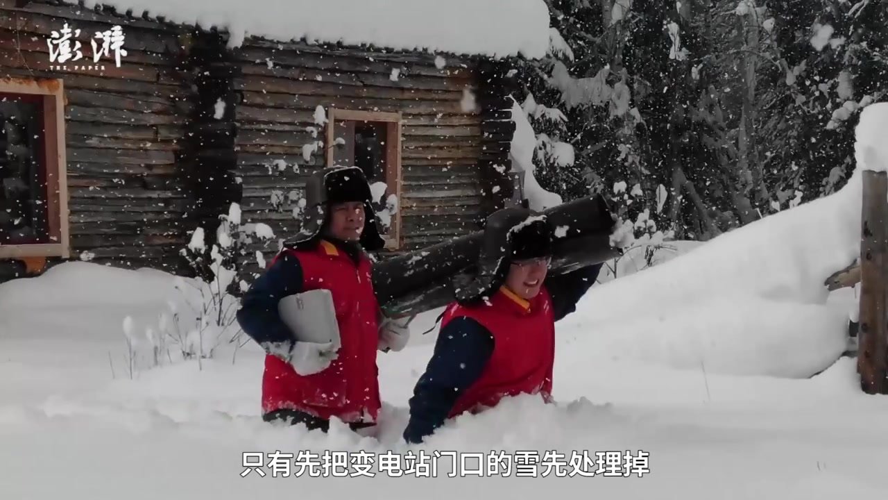 变电站被雪掩埋，阿勒泰电力人员挖通1米厚雪墙检修设备