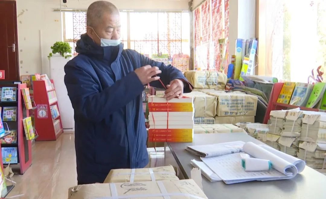 党的二十大文件汇编和学习辅导读物在瓜州上架热销