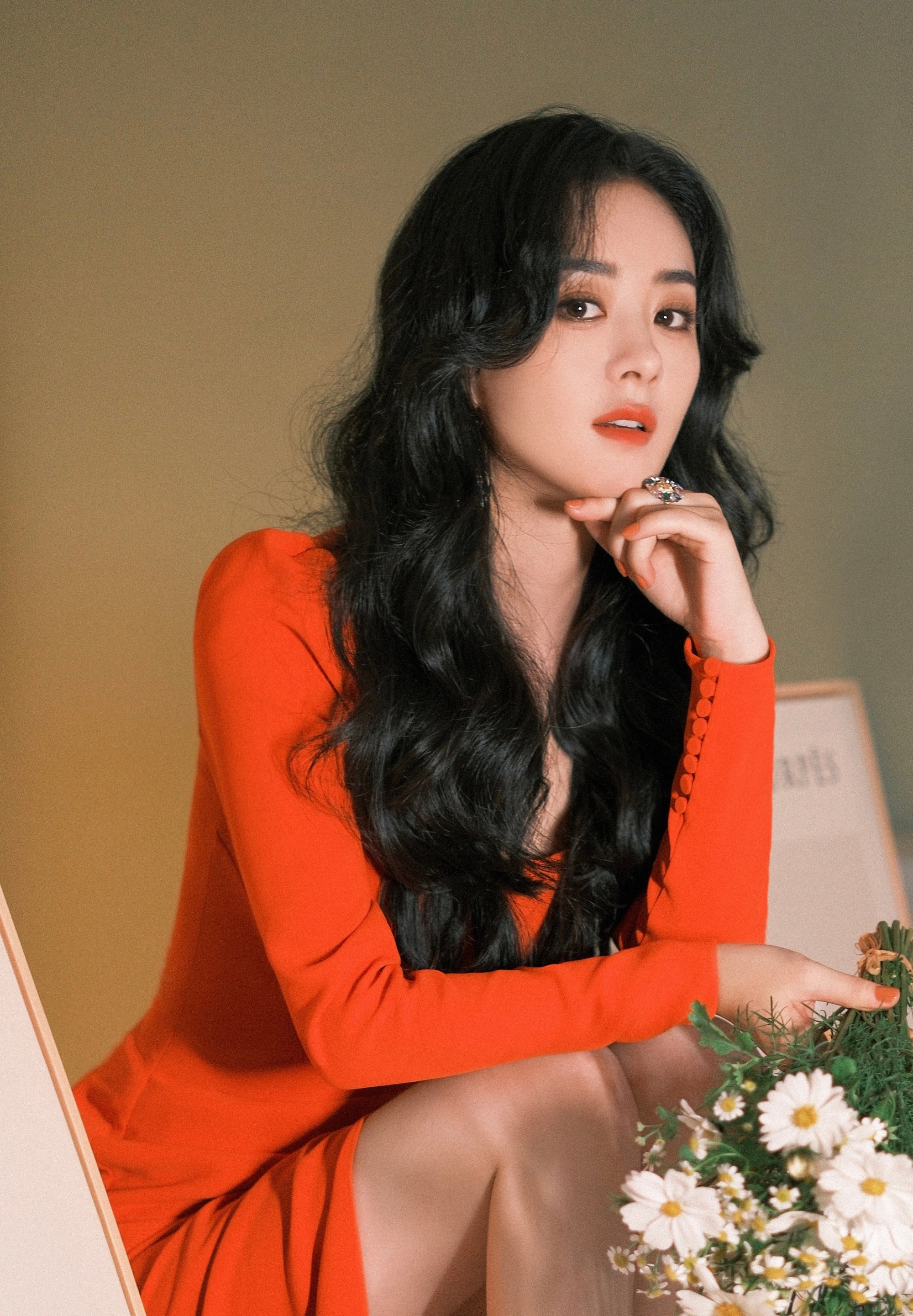 赵丽颖身穿红色紧身裙尽显身材大波浪卷发似港风美人