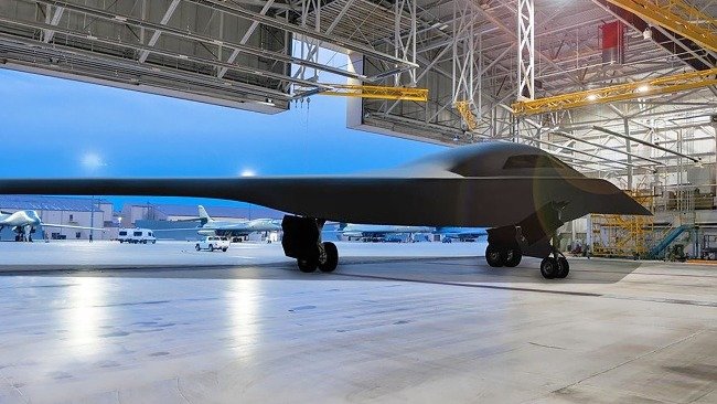 2020年1月31日，美军公布的B-21概念图，显示出起落架结构，但隐去了进气道结构