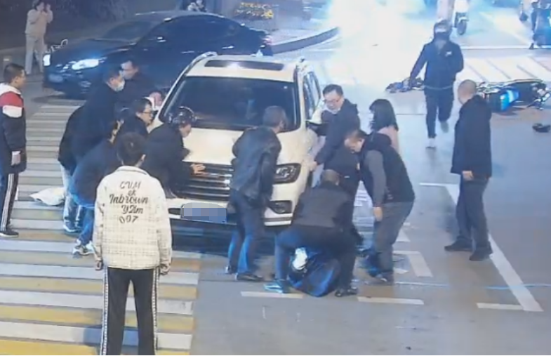 宜昌街头 20多人把车抬起来了!凤凰网湖北_凤凰网