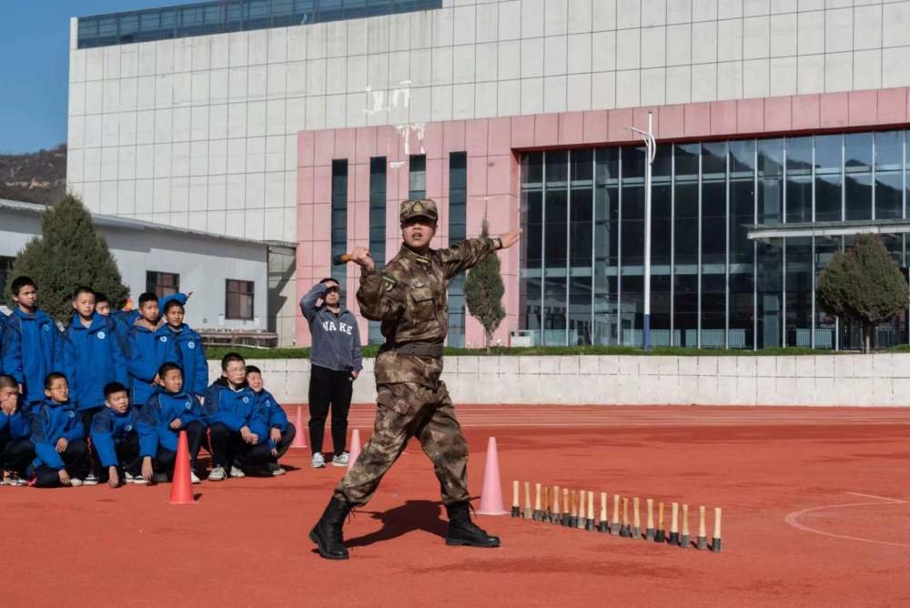 图为活动现场教官示范手榴弹投掷技巧　受访者供图