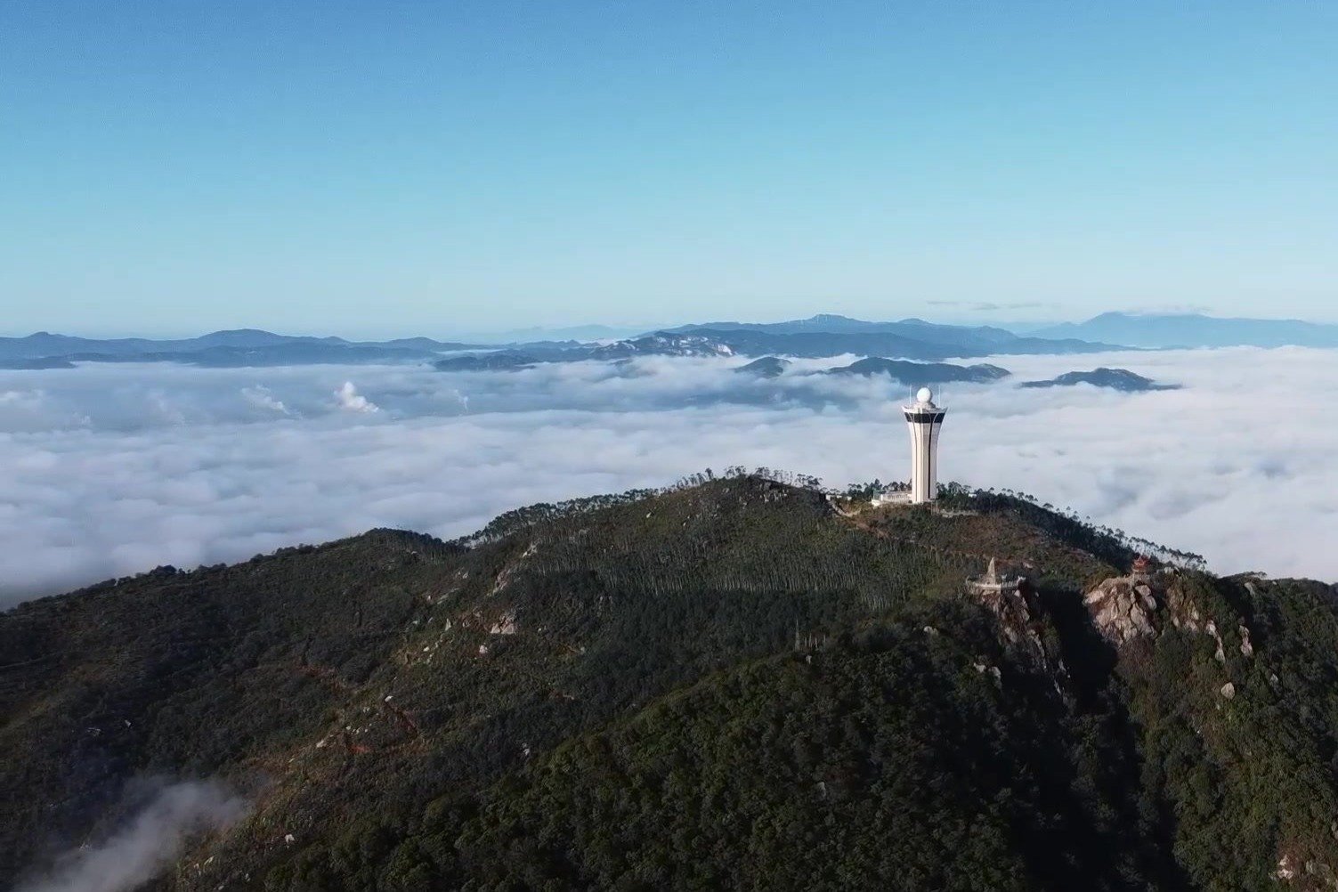 福建晋江：云海再现紫帽山