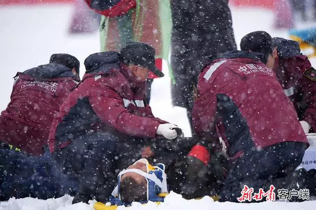 省急救中心工作人员进行院前急救演练