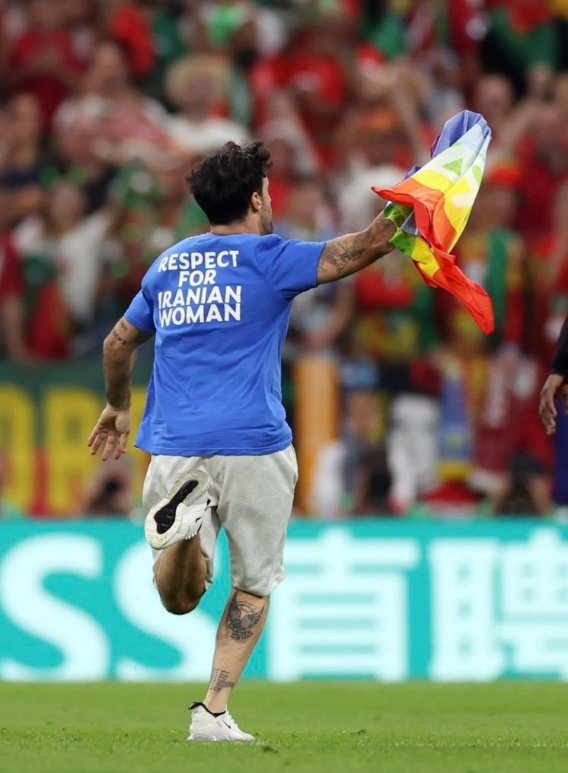 在世界杯闯入球场的马里奥·费里。