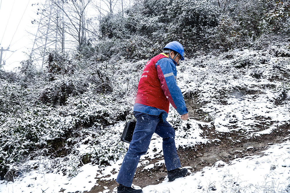 电力人顶风冒雪，巡视高寒山区线路