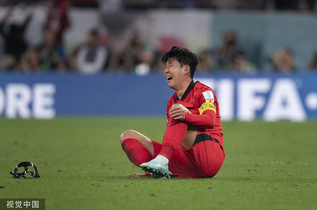 韩国队晋级16强后，孙兴慜泪洒赛场。