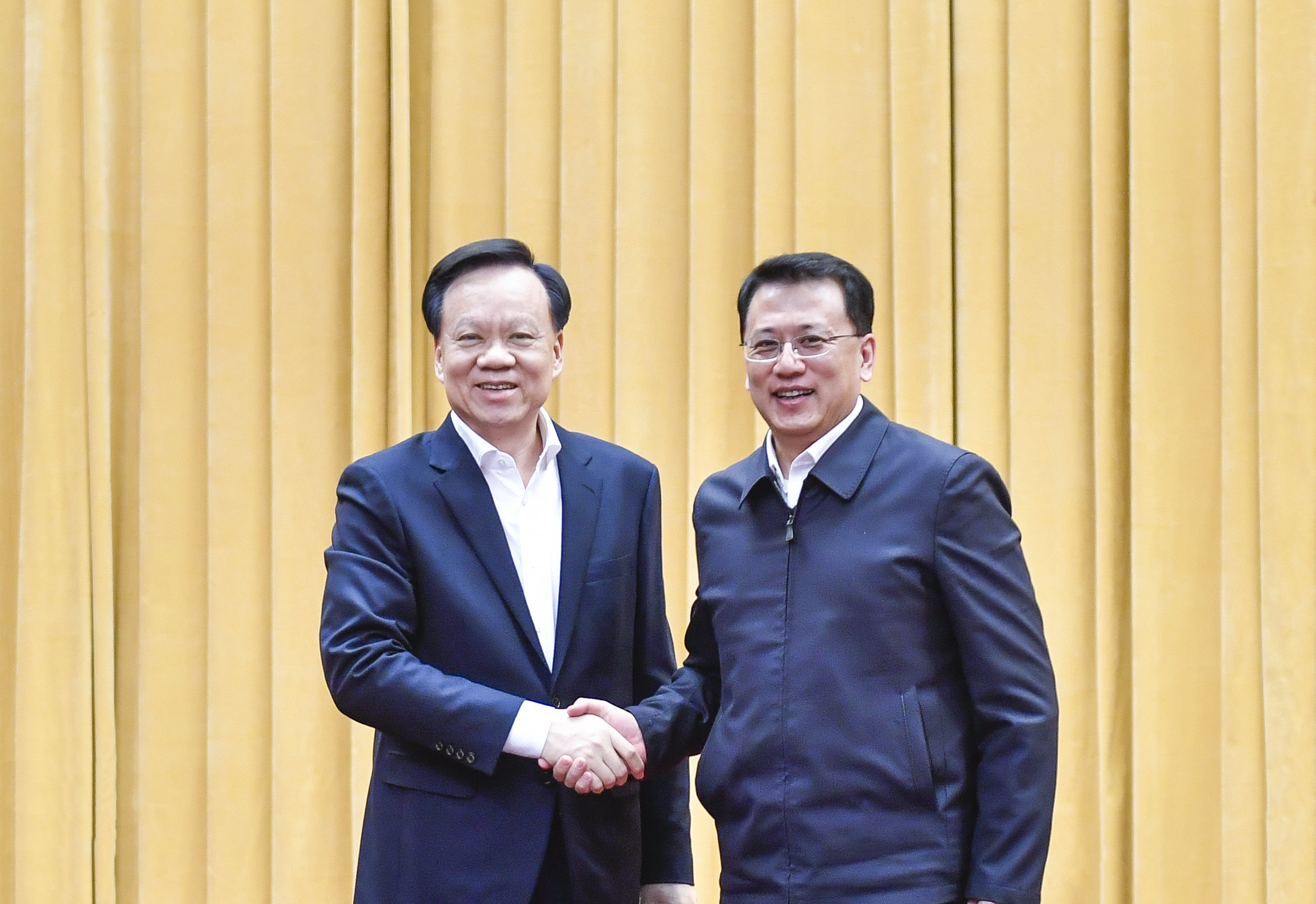 2022年12月8日，陈敏尔同志和袁家军同志在全市领导干部会议上亲切握手。齐岚森 摄/视觉重庆