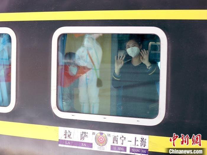 资料图为2022年10月,铁路部门加开学生专列护送学生安全离藏。 李海星 摄