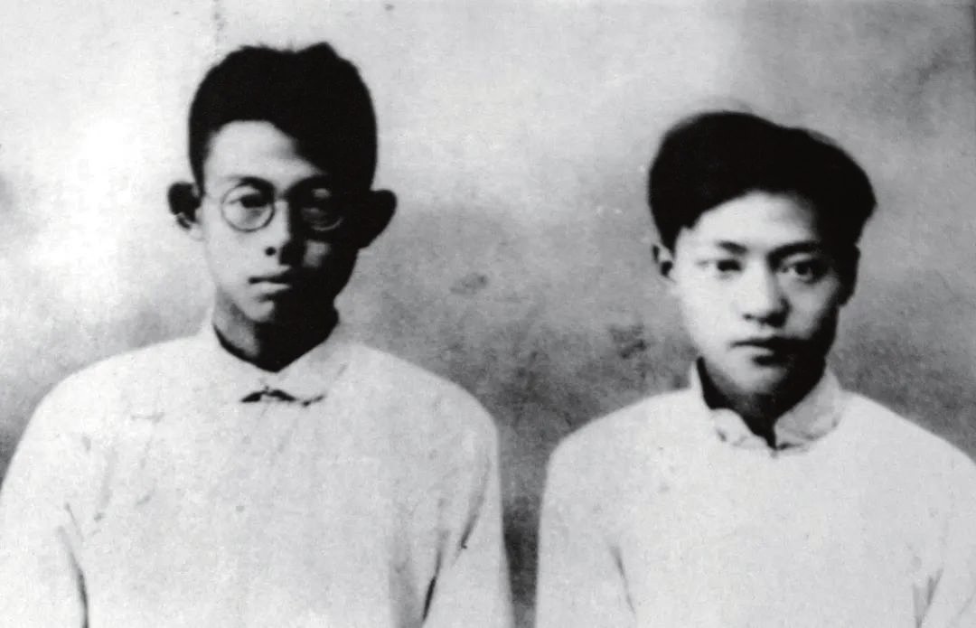1925年，巴金 ( 右 ) 与李尧林(左)在南京。
