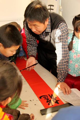 村民教师志愿者春节期间带领孩子们写春联