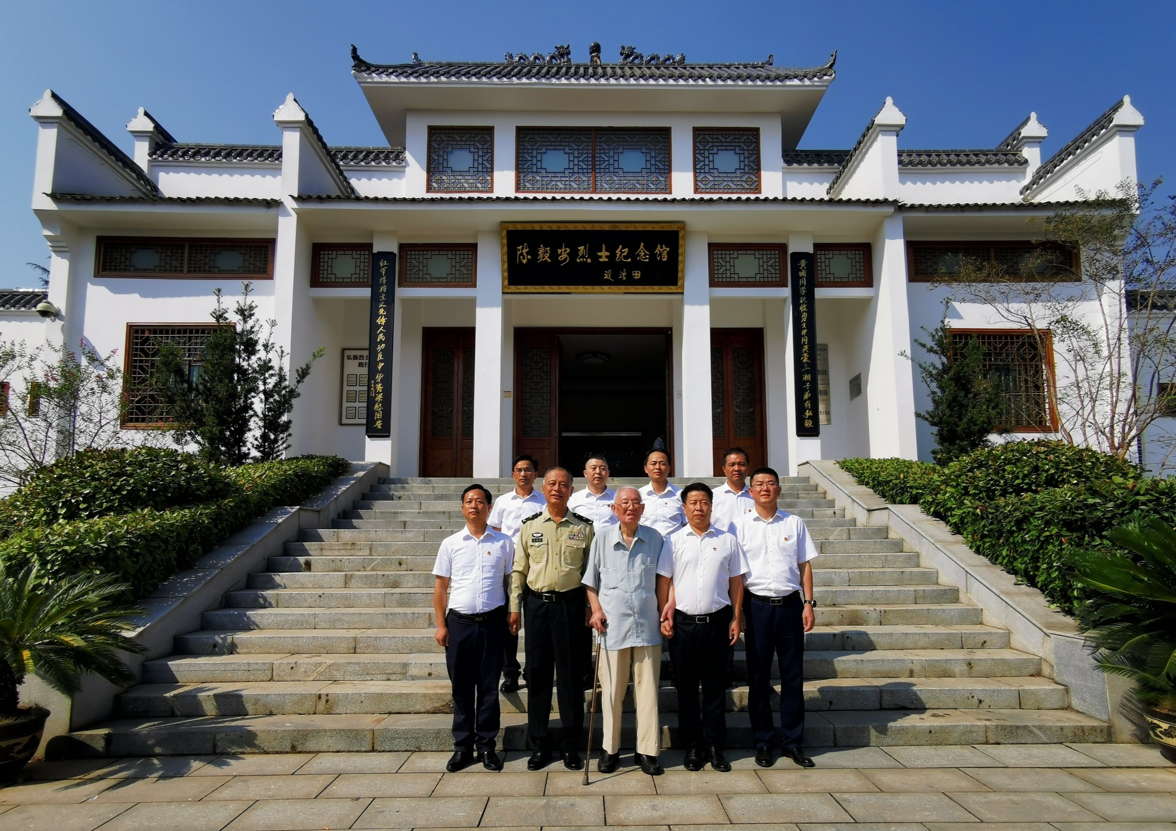 陈晃明在陈毅安烈士纪念馆前合照。