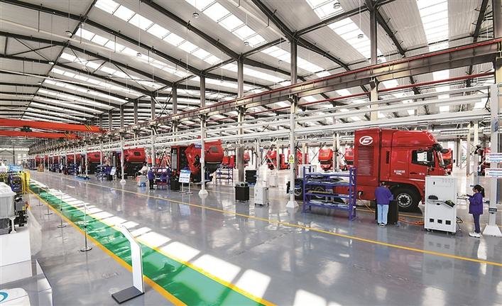 图为美锦氢燃料商用车整车生产线上，工人正在对氢燃料电池重卡进行装配、调试