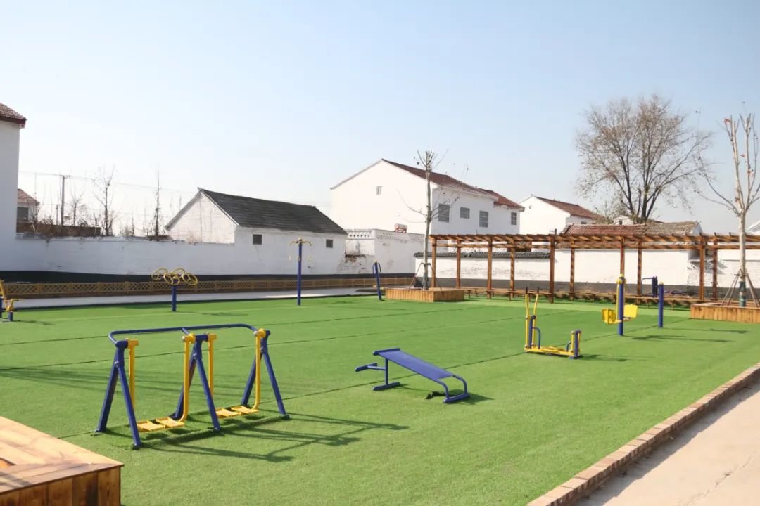 穿行在王沟镇梁楼村,最醒目的是一处位于村中央的休闲广场,长廊,步道