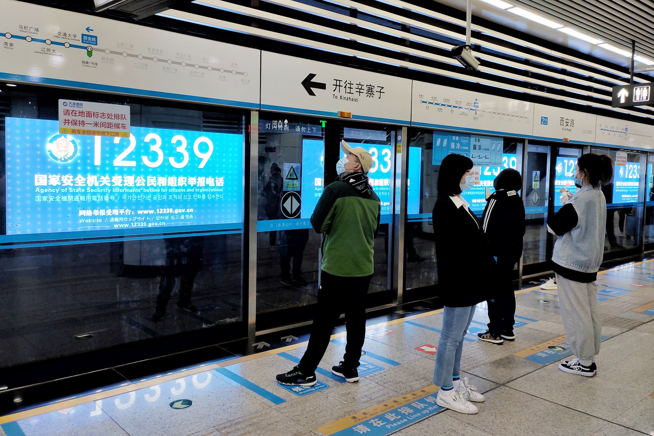 大连市民进入公共场所、乘坐公共交通工具不再查验核酸。 人民视觉 图