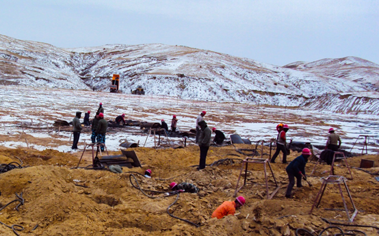 ▲2008年11月6日，双欣矿业职工克服寒冬在雪中挖设地基。