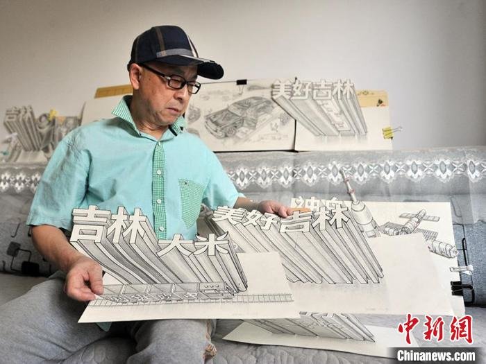 李红心展示他创作的3D立体画。　刘栋 摄