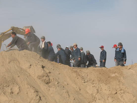 ▲2007年9月26日，伊犁一矿项目建设前期，广大职工众志成城，奋战在黄土地。