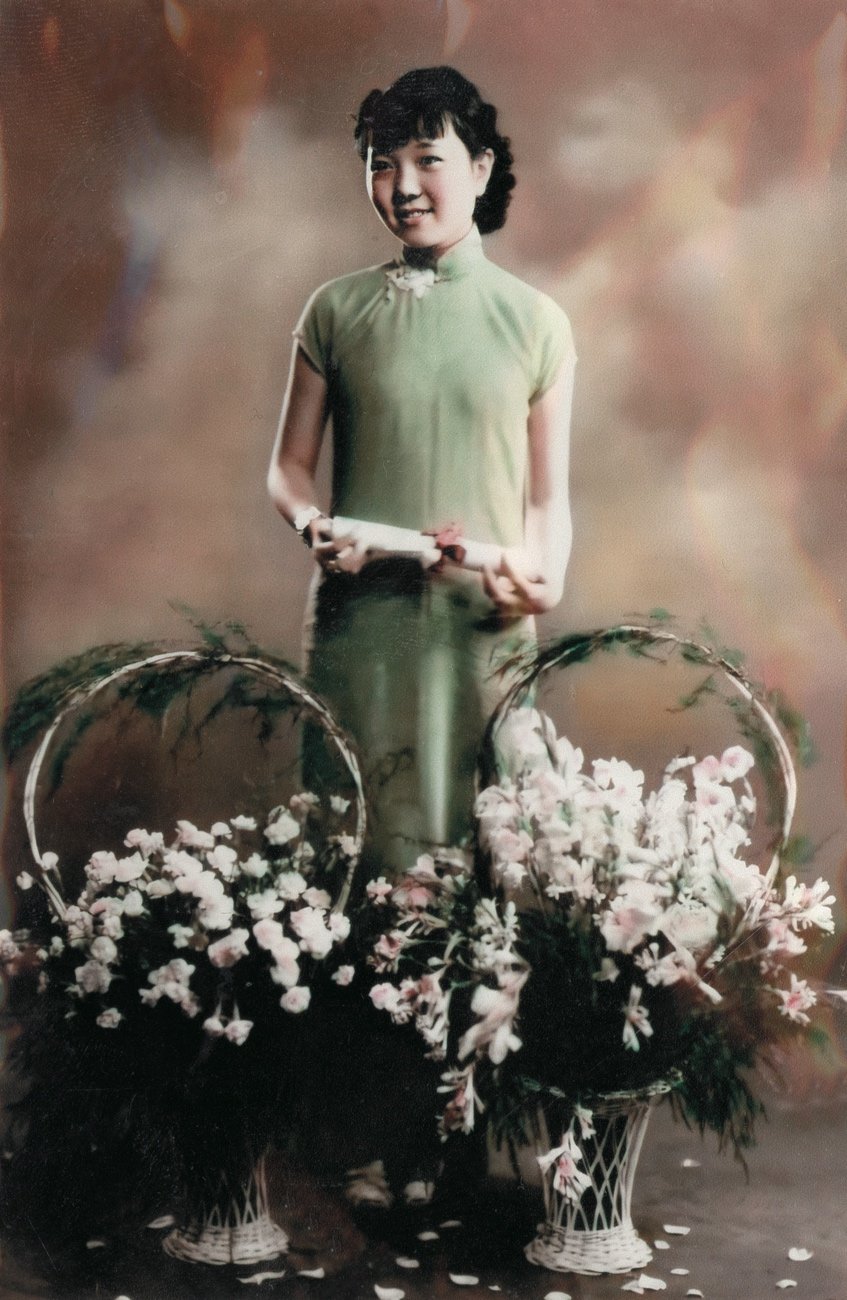 杨苡17岁时自己上色的绿色旗袍照。