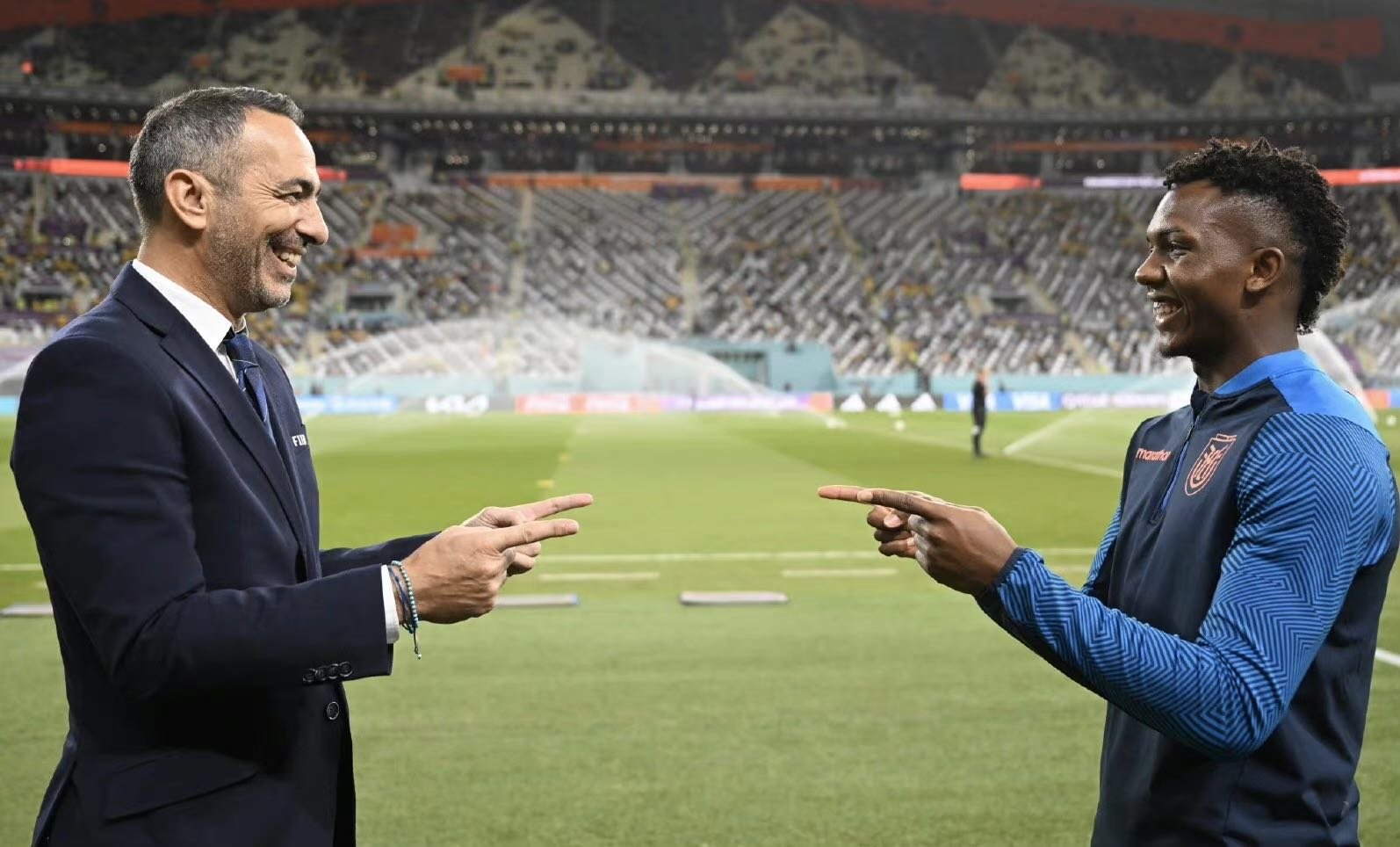 此前，法国足球名宿尤里·德约卡夫（左）与厄瓜多尔前锋德约卡夫·雷亚斯科在世界杯赛场上“相认”