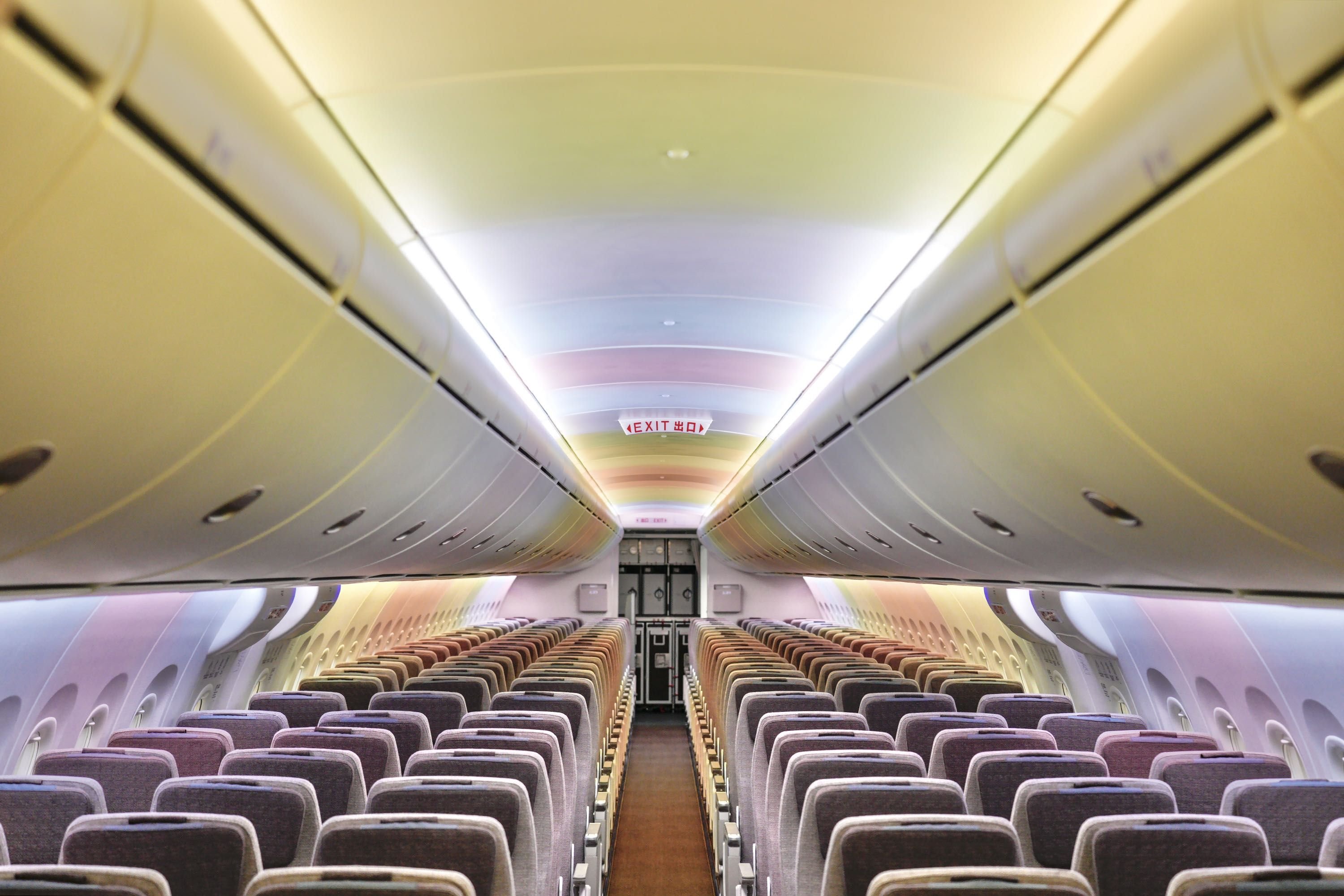 东航C919客机客舱内部设置了七彩灯光。