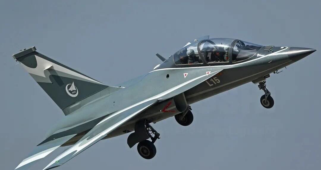 教练机中的战斗机,l-15b多功能战机获多国青睐__凤凰网