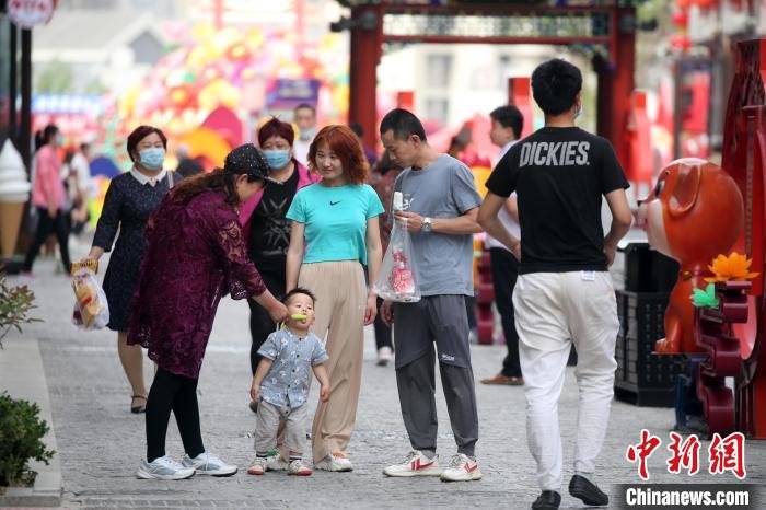 旅客在泰山秀城·老街游玩。(资料图) 陈阳 摄