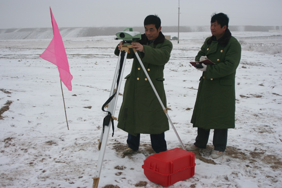 ▲2007年12月10日，伊犁一矿地质测量人员为了获取第一手详实的数据资料，不畏严寒坚持到野外进行测量。