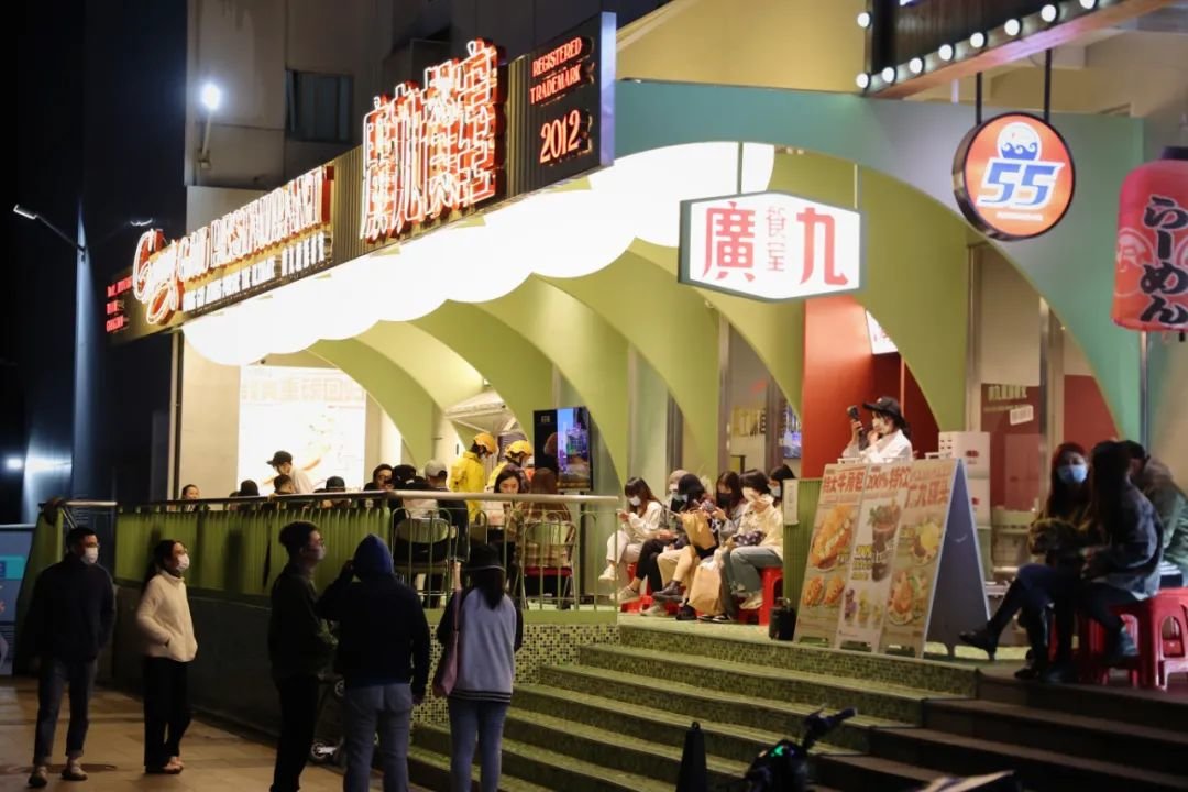 △12月4日晚，位于广州天河东路的广九餐室，门前已经有几十位食客在等位。