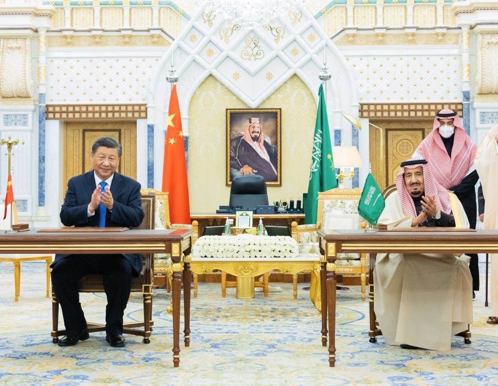 这是两国元首亲自签署《中华人民共和国和沙特阿拉伯王国全面战略伙伴关系协议》，同意每两年在两国轮流举行一次元首会晤。新华社记者黄敬文摄