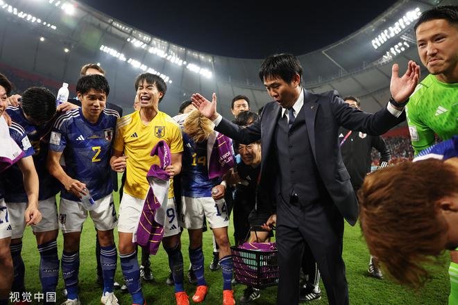 战胜西班牙后，日本主帅森保一与球员一起庆祝