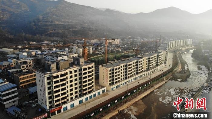 12月5日，航拍甘肃省陇南市宕昌县境内生态及地质灾害避险搬迁集中安置点。李亚龙　摄