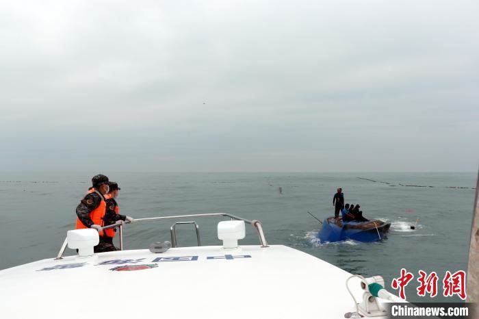 渔船海上倾覆广东海警解救5名渔民