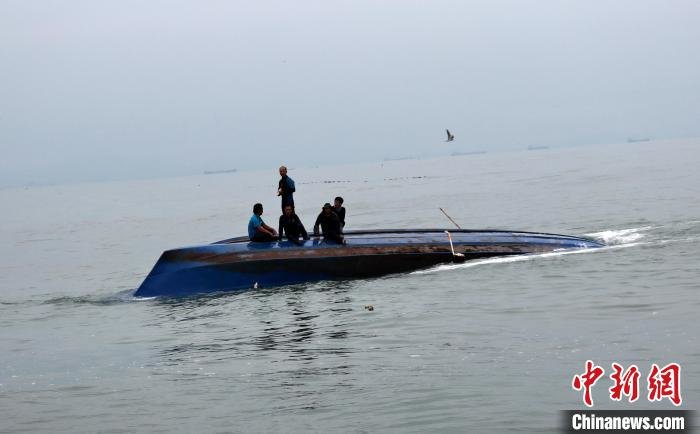 广东海警发现遇险渔民。　广东海警局 供图
