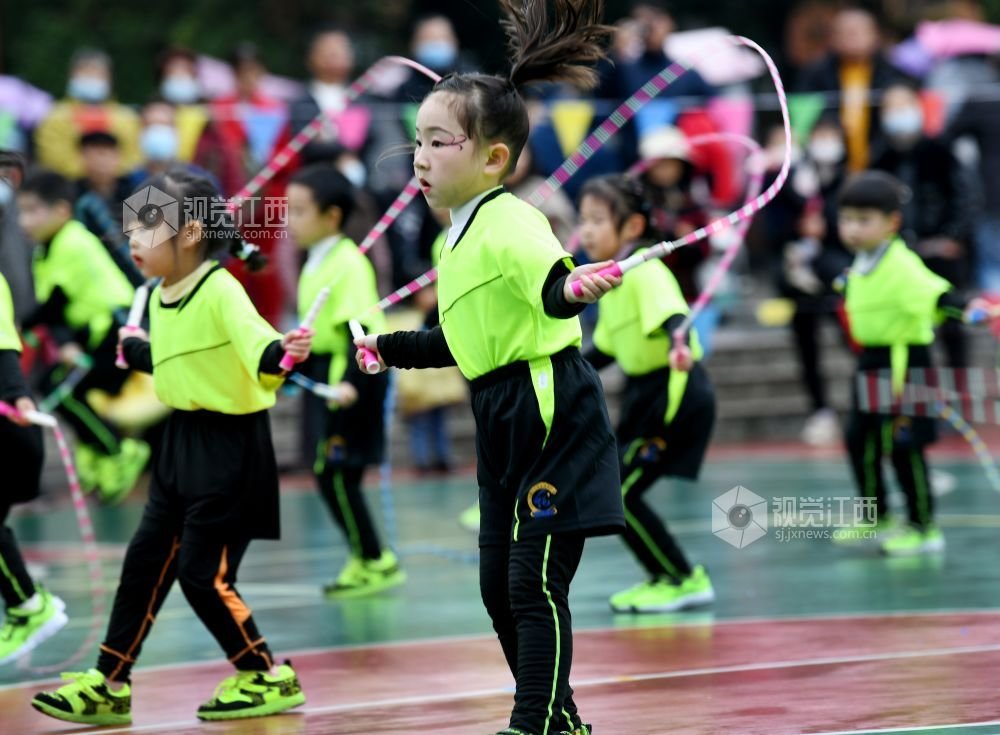 2022年12月8日，江西省德兴市铜矿中区幼儿园大班小朋友的花样跳绳表演，吸引众多群众前来观看。