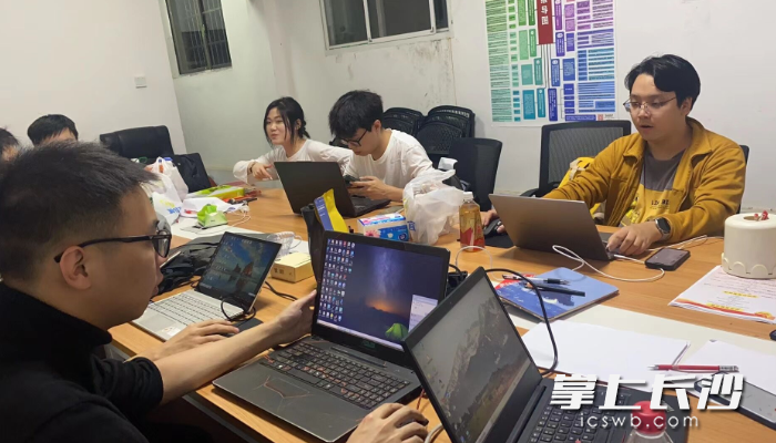 湖南财政经济学院辩论队正在备赛。