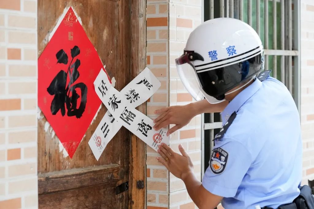 2022年8月17日，三亚，在吉阳区临春社区，公安执法人员贴隔离封条。