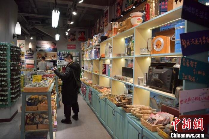 市民在怀旧杂货店选购商品 张瑶 摄