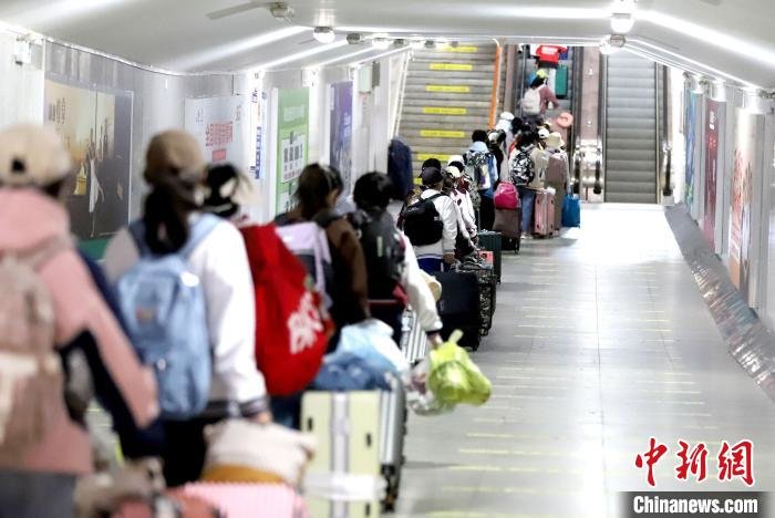 资料图为2022年10月,铁路部门加开学生专列护送学生安全离藏。 李海星 摄