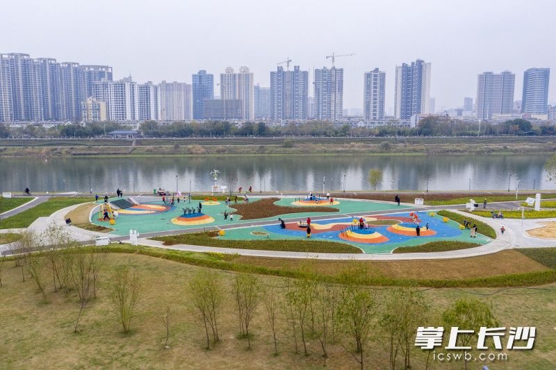 马栏山鸭嘴公园儿童沙滩片区内涵盖有沙滩、秋千、跷跷板、滑梯等娱乐设施，据了解目前均对市民免费开放。