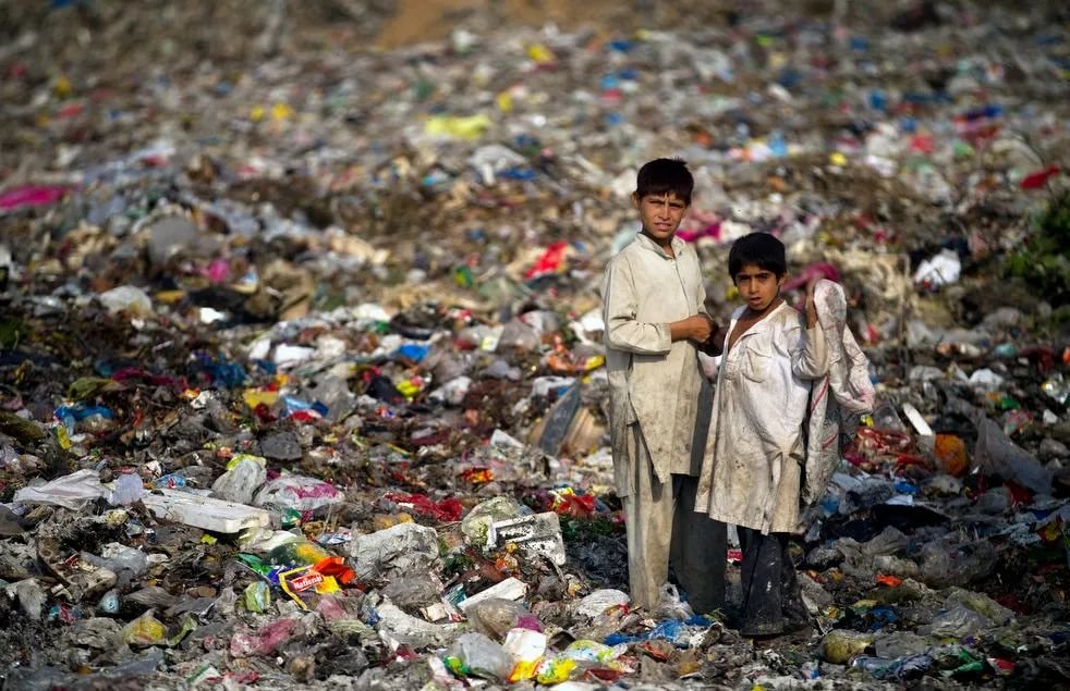 回收垃圾维生的巴基斯坦少年。