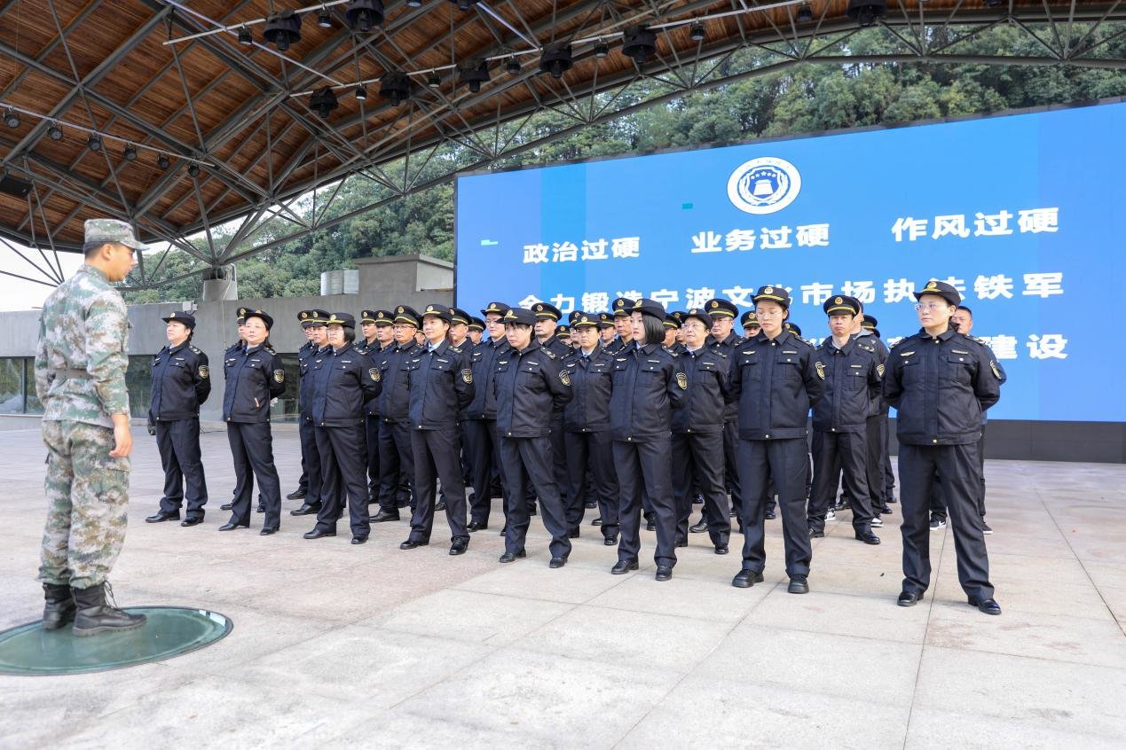 （图为执法人员队列训练）